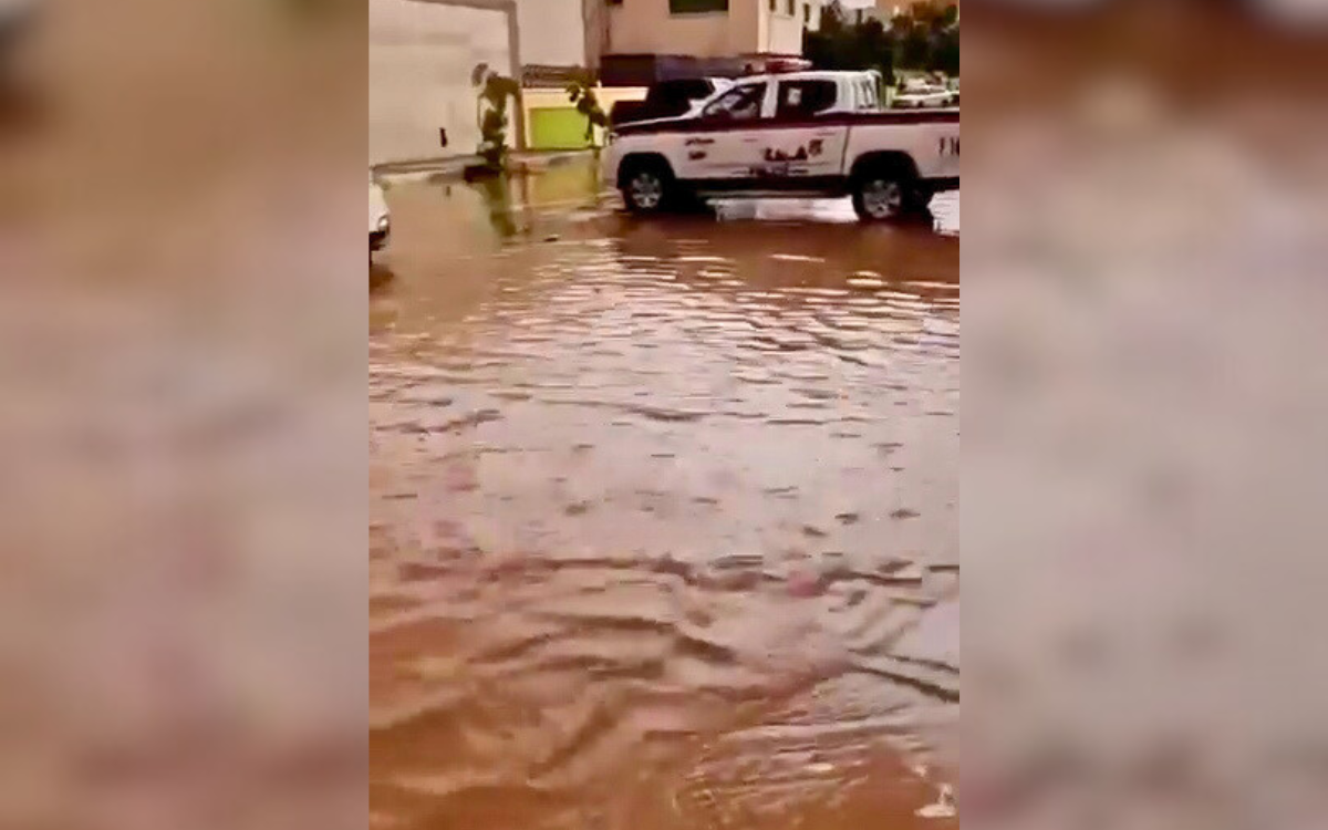 بعد زخات رعدية قوية.. سيول جارفة وفيضانات في مدينة الكفرة الليبية