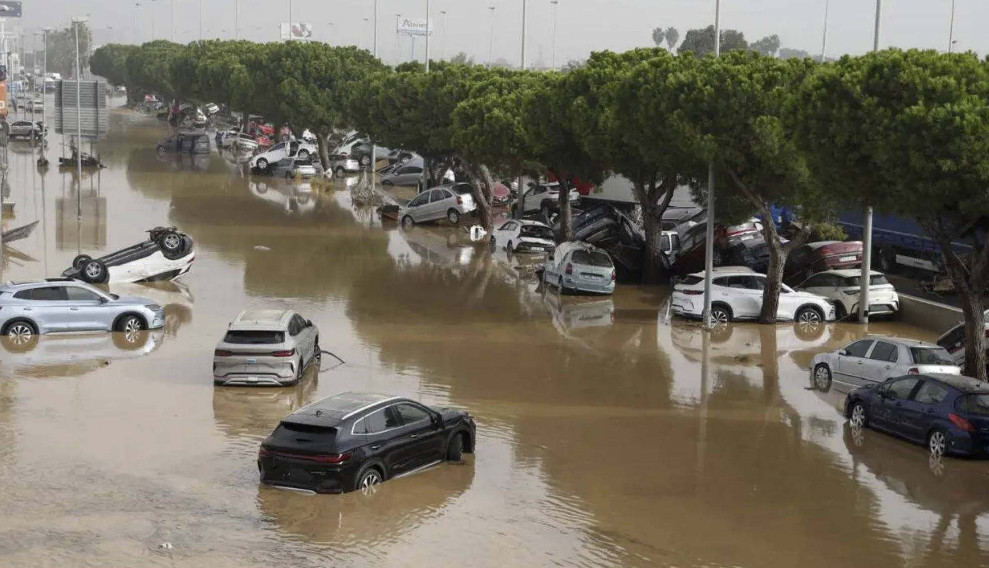 أمطار غزيرة وفيضانات تشل الحركة بعدة مناطق بإسبانيا وسط تحذيرات من عواصف جديدة