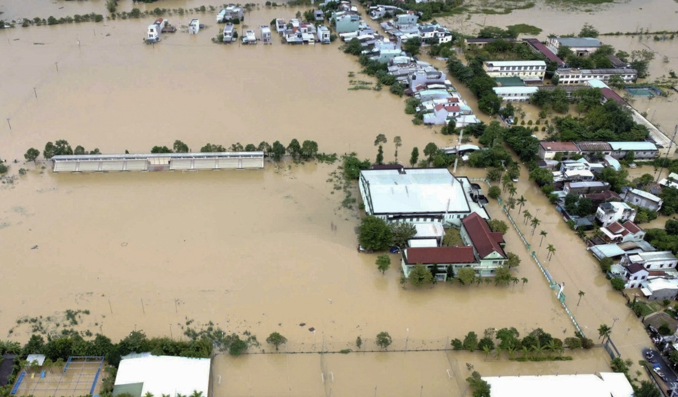 إعصار "كالماغي" يتسبب في فيضانات قوية وخسائر مادية كبيرة في الفلبين