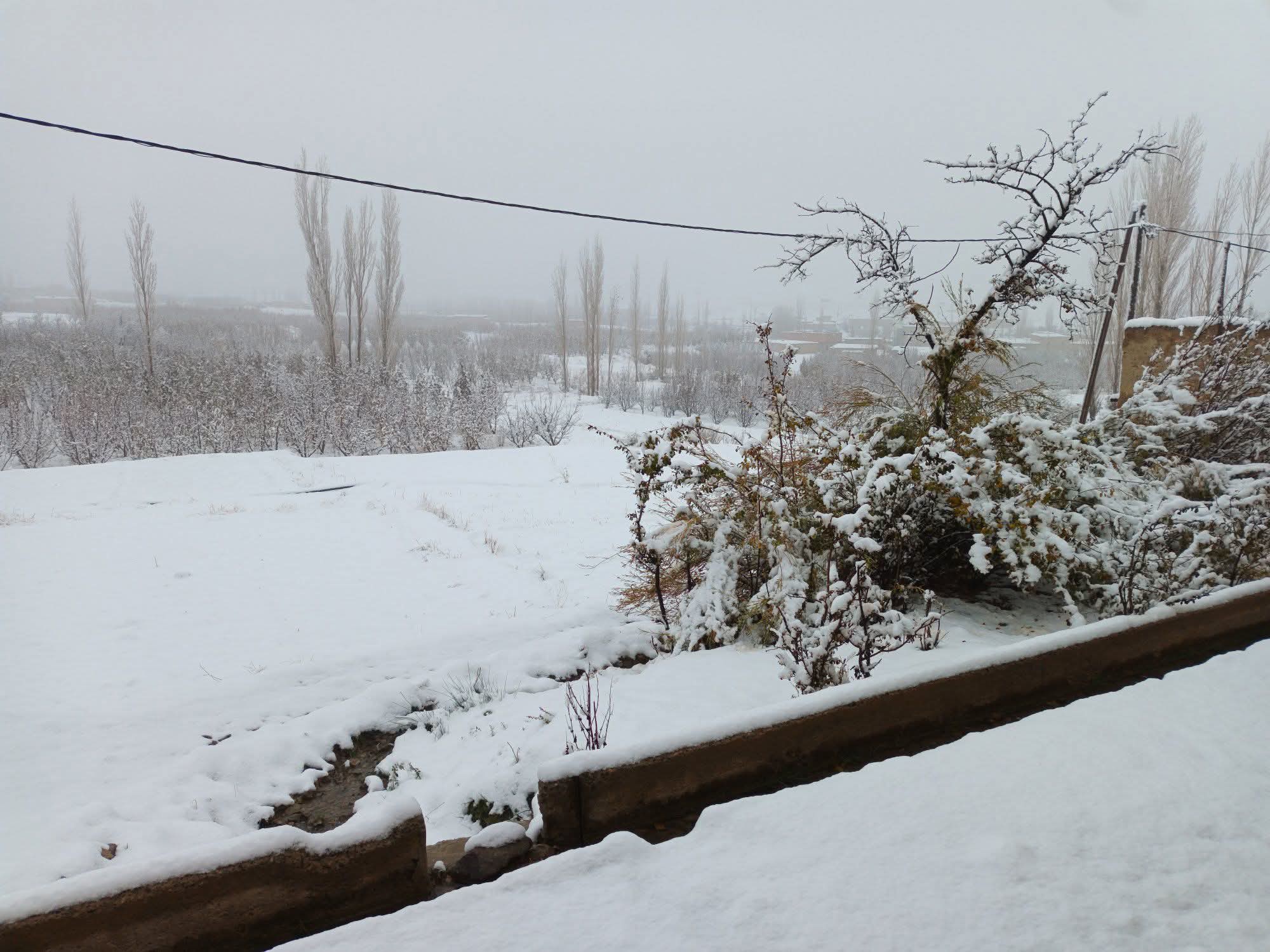 تساقطات ثلجية كثيفة تكسو عدة مرتفعات جبلية في إقليم ميدلت