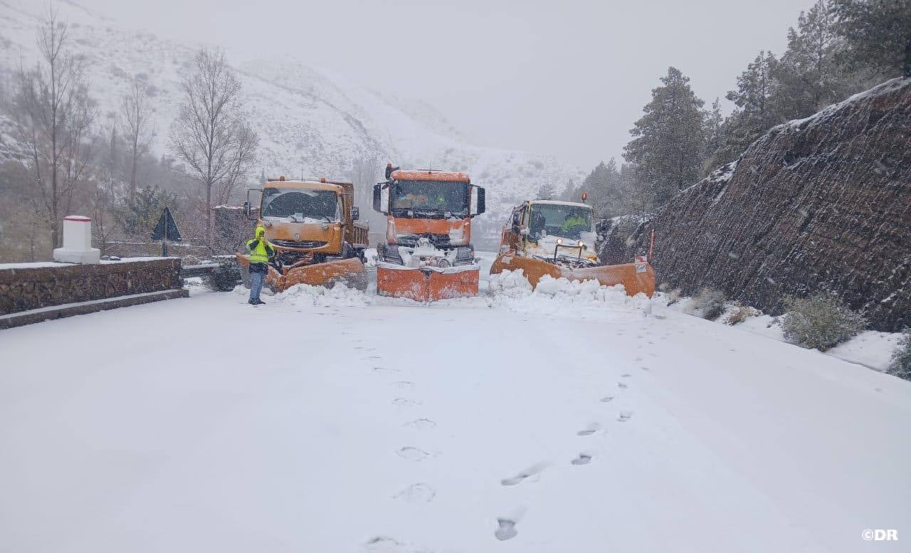 وزارة التجهيز والماء تواصل اتخاذ تدابير عملية لضمان استمرارية حركة السير وتأمين سلامة مستعملي الطريق 