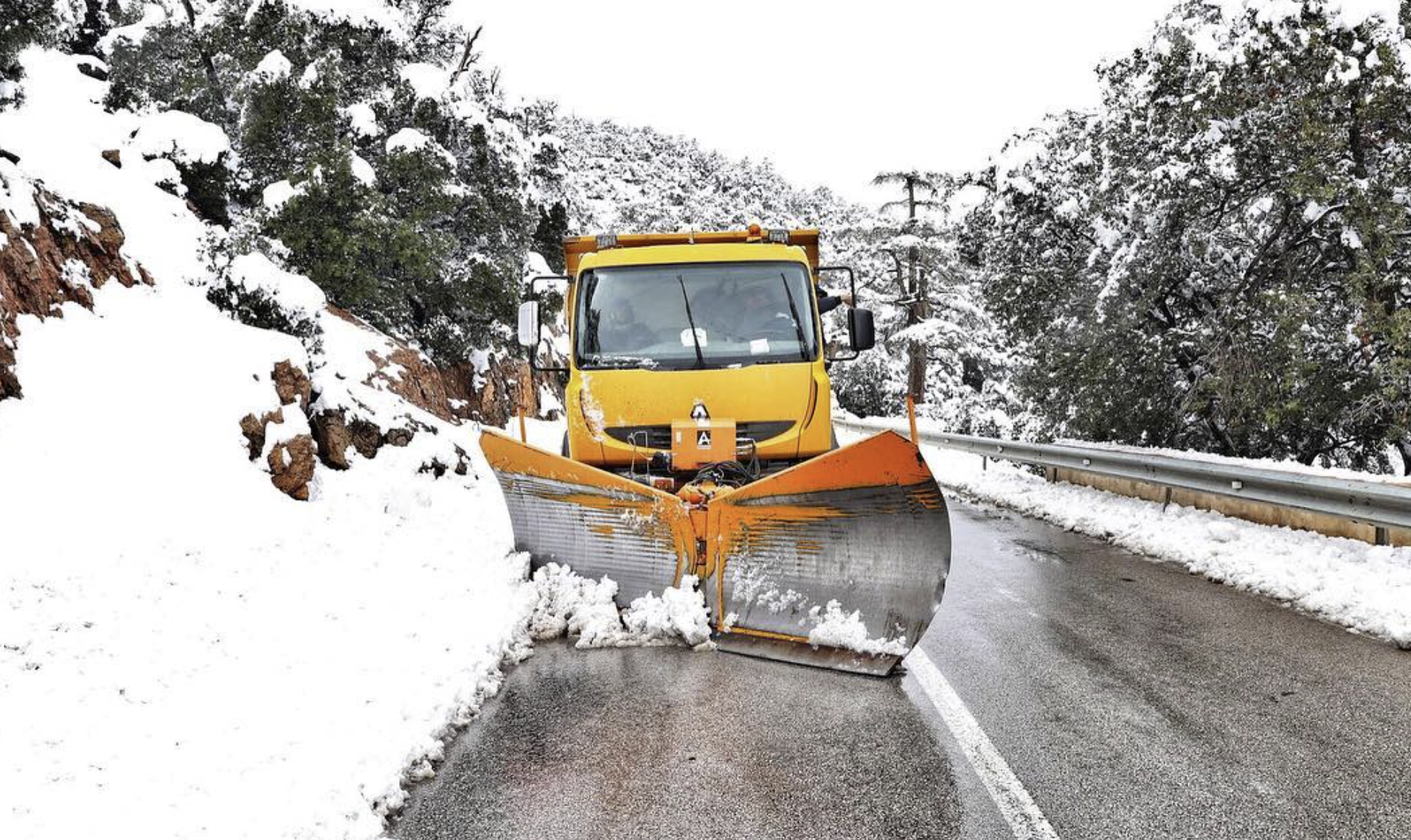 تعبئة شاملة لمواجهة التقلبات الجوية وإزاحة الثلوج بإقليم تارودانت 