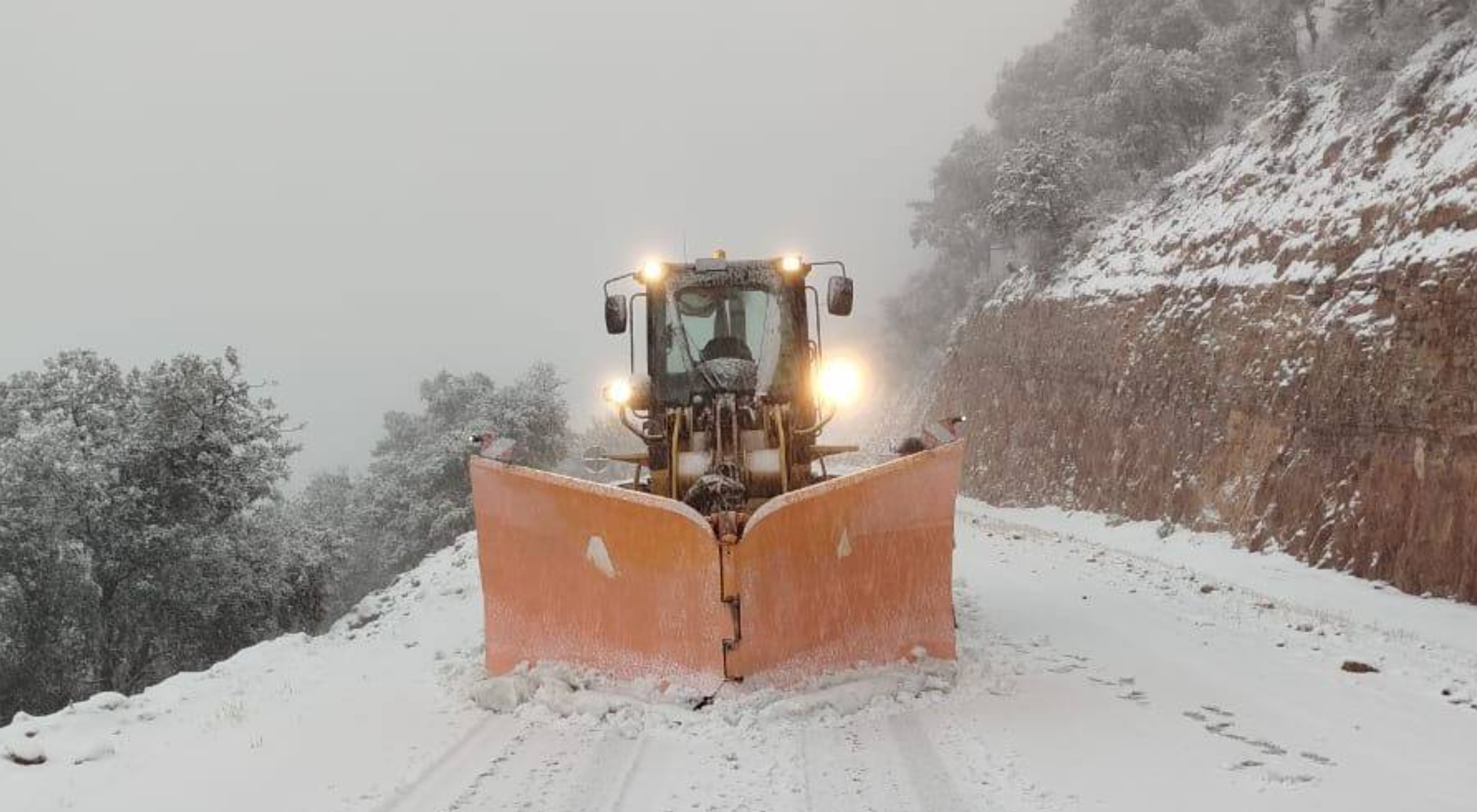 تعبئة شاملة لمواجهة تداعيات سوء الأحوال الجوية وإزاحة الثلوج بإقليم خنيفرة