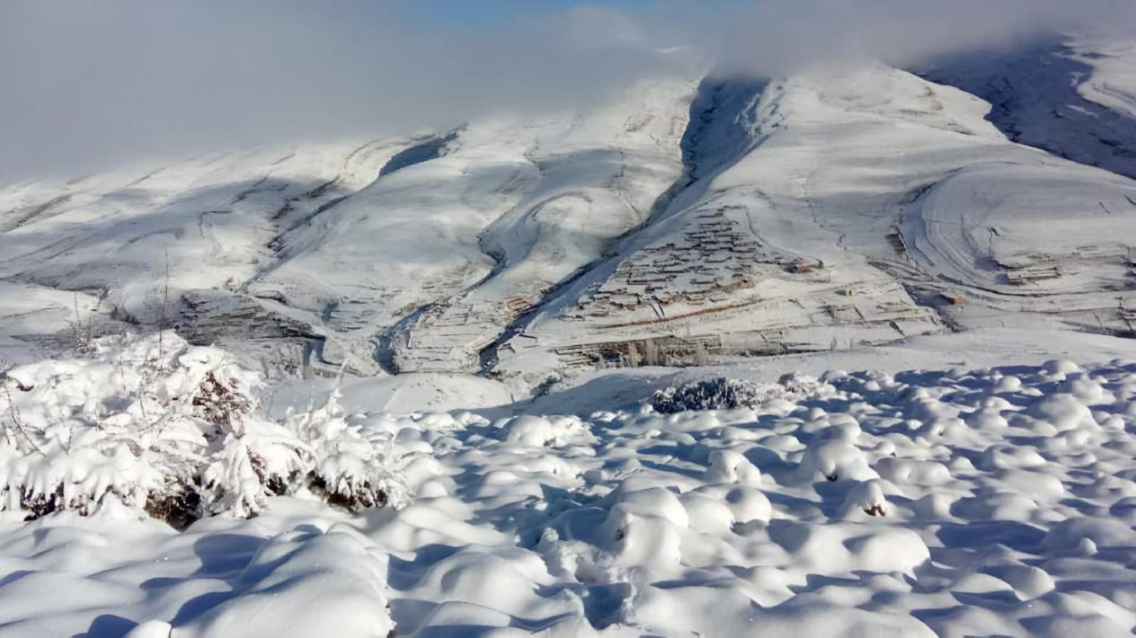 في الأطلس المتوسط الشرقي.. ثلوج كثيفة تكسو مرتفعات دوار لمسارح في إقليم بولمان  
