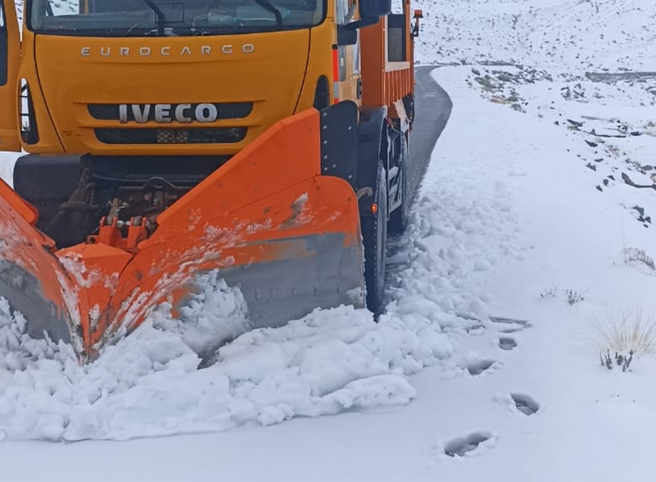 جهود متواصلة لضمان إعادة فتح الطرق المغطاة بالثلوج في إقليم ميدلت 