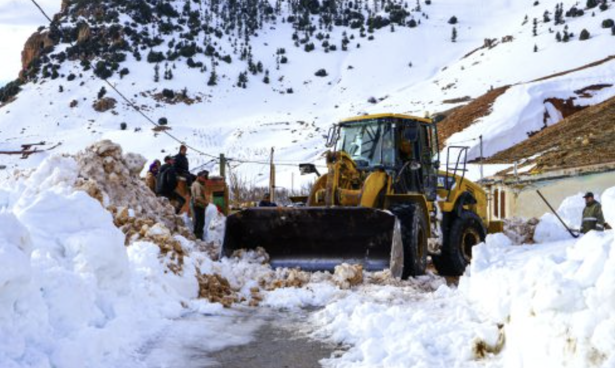 تعبئة متواصلة لإزاحة الثلوج والتخفيف من آثار التقلبات الجوية بإقليم ميدلت