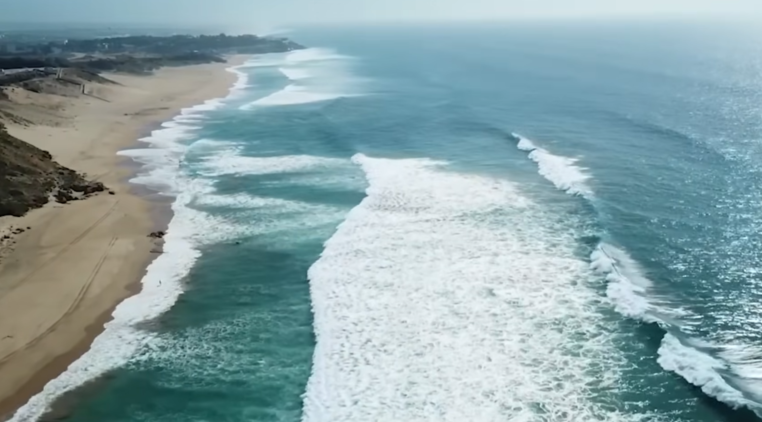 بحر هائج وأمواج عاتية مرتقبة بعدد من السواحل ابتداءً من الجمعة 23 يناير الجاري