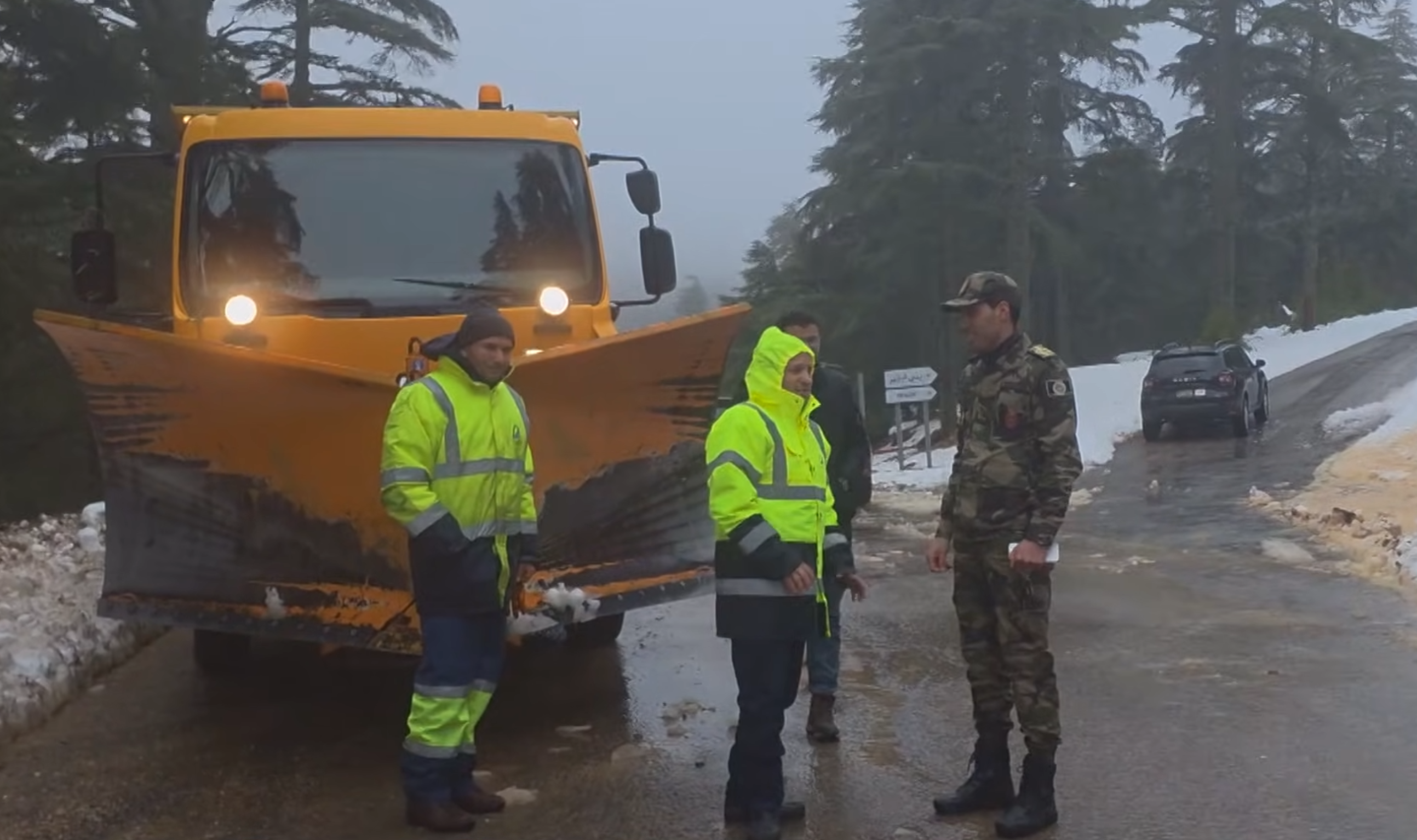 جهود متواصلة لإعادة فتح المحاور الطرقية المغلقة بسبب ارتفاع منسوب الوديان وانجراف التربة في إقليم الحسيمة  