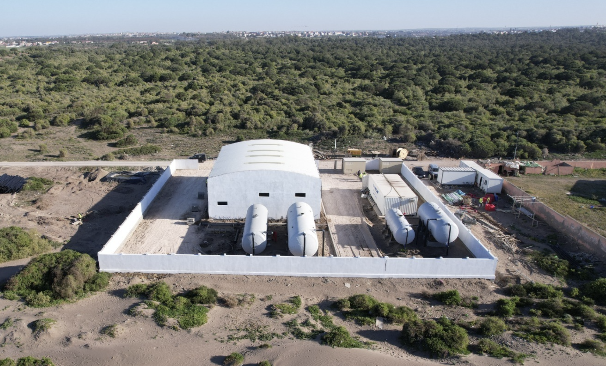 الدار البيضاء-سطات.. الشركة الجهوية متعددة الخدمات تؤمن تزويد الجهة بالماء الصالح للشرب عبر 27 محطة متنقلة لتحلية المياه وإزالة المعادن