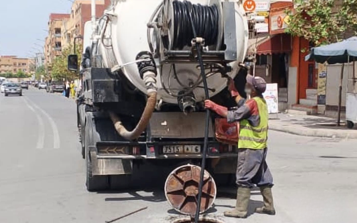 مواصلة تنظيف وتطهير شبكة التطهير السائل بعدة أحياء ومدن في الجهة الشرقية للحفاظ على جاهزيتها