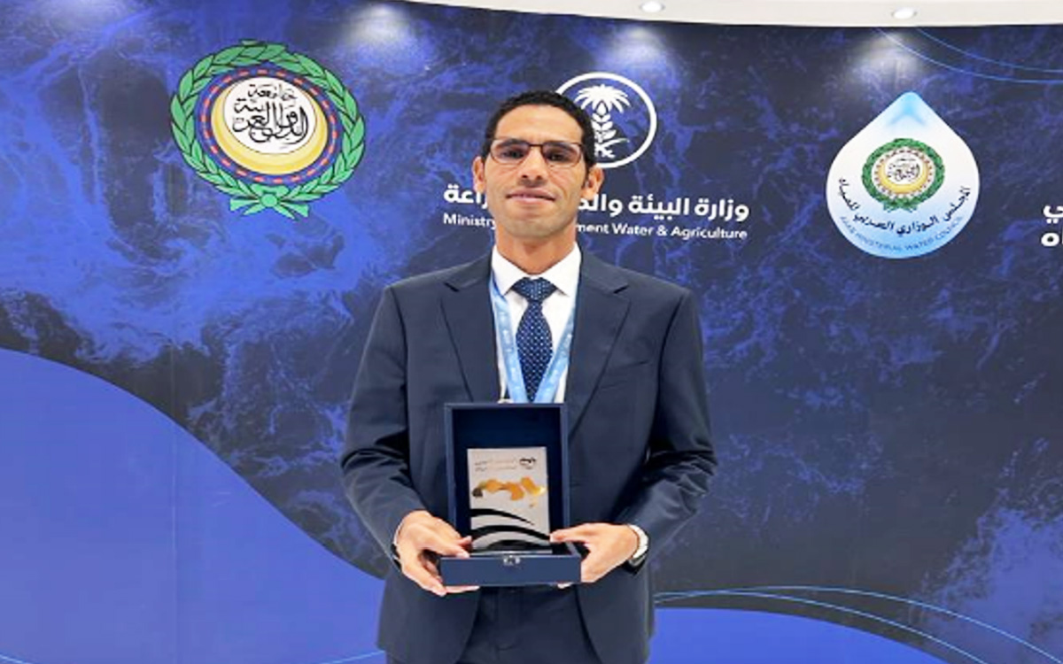 مدير وكالة الحوض المائي لكيز زيز غريس يتلقى شهادة تقديرية