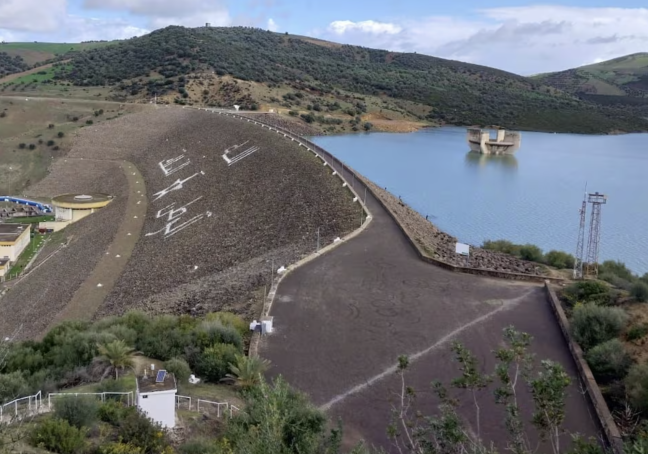 سد واد المخازن.. لم يتم تسجيل أي اختلالات أو أعراض غير اعتيادية على المنشأة وتجهيزاتها رغم تجاوز السعة الاعتيادية