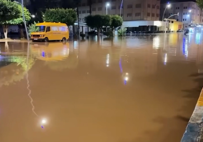 بعد ثلاث ساعات من الأمطار الغزيرة.. فيضانات مفاجئة تغمر عدة مناطق بالناظور 