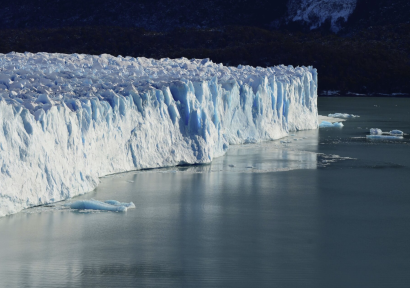 دراسة دولية: أكثر من نصف الجروف الجليدية في القطب الجنوبي قد تنهار بحلول عام 2300 ومخاطر من ارتفاع مستوى سطح البحر
