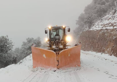تعبئة شاملة لمواجهة تداعيات سوء الأحوال الجوية وإزاحة الثلوج بإقليم خنيفرة