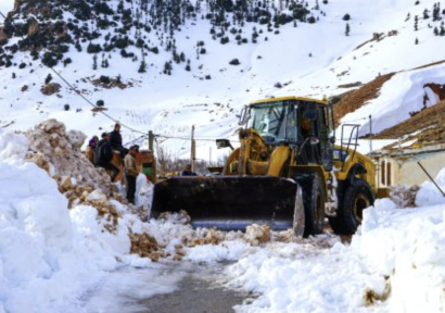 تعبئة متواصلة لإزاحة الثلوج والتخفيف من آثار التقلبات الجوية بإقليم ميدلت