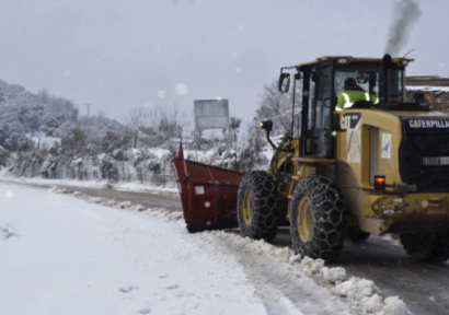 تدخلات ميدانية متواصلة لإعادة فتح الطرق المتضررة من التساقطات الثلجية بإقليم بني ملال