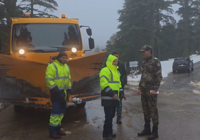 جهود متواصلة لإعادة فتح المحاور الطرقية المغلقة بسبب ارتفاع منسوب الوديان وانجراف التربة في إقليم الحسيمة  