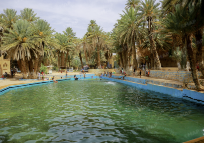 في ظل مشروع مرتقب لتأهيلها.. عودة المياه تعيد الحياة إلى "العين الزرقاء مسكي" بإقليم الرشيدية