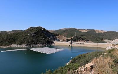 الألواح الشمسية العائمة بسد طنجة المتوسط.. مشروع استراتيجي مبتكر لتقليل التبخّر وإنتاج الطاقة النظيفة