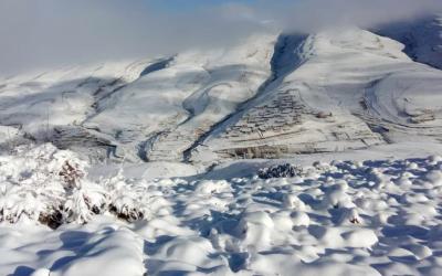 في الأطلس المتوسط الشرقي.. ثلوج كثيفة تكسو مرتفعات دوار لمسارح في إقليم بولمان  